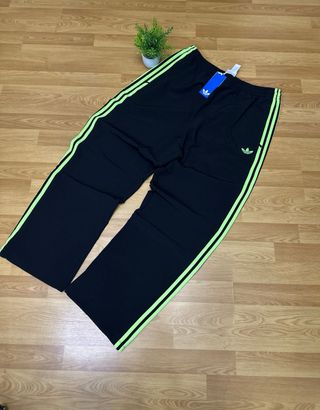 Chándal Adidas Negro con Rayas Verdes