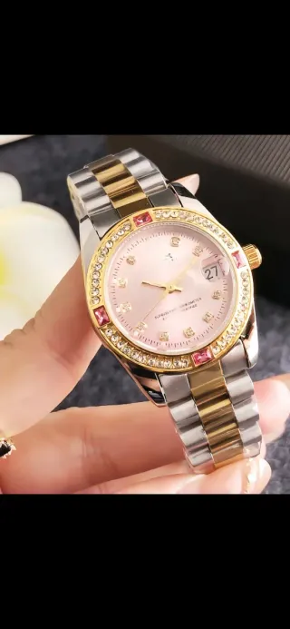 Reloj de pulsera dorado y rosa
