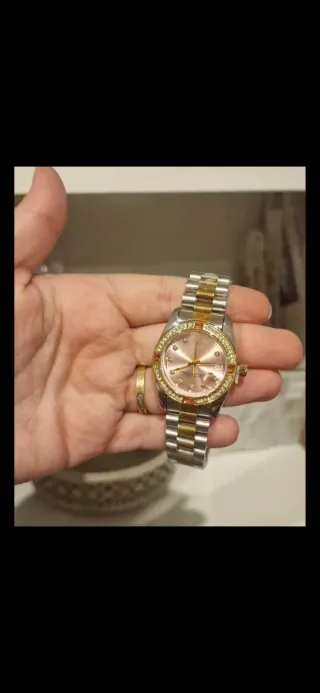 Reloj de pulsera dorado y rosa