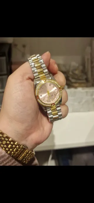 Reloj de pulsera dorado y rosa