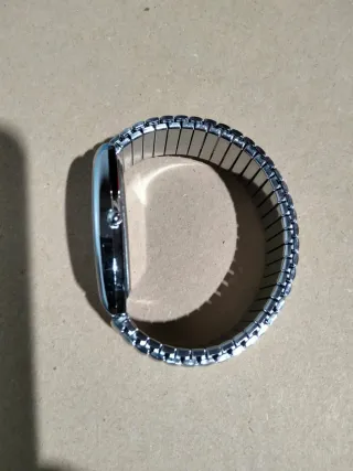 Reloj de pulsera plateado con números grandes