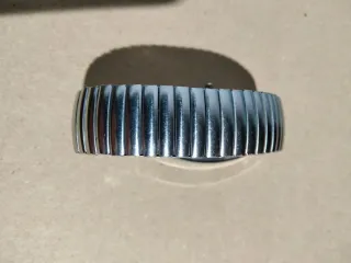 Reloj de pulsera plateado con números grandes