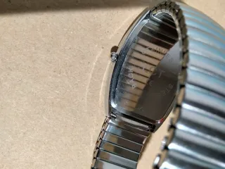 Reloj de pulsera plateado con números grandes