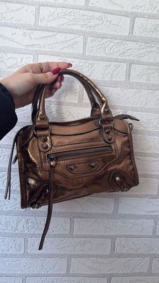 Bolso marrón y dorado