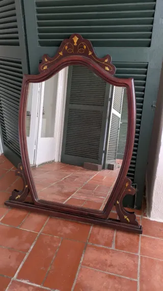 Specchio da trucco in legno con dettagli dorati