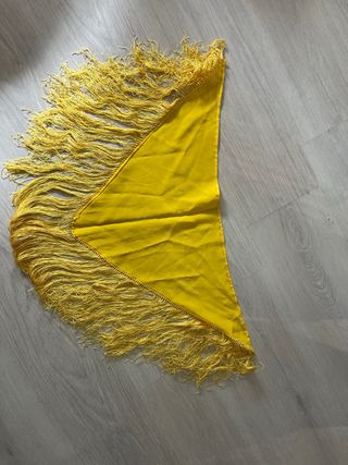 Mantoncillo amarillo con flecos