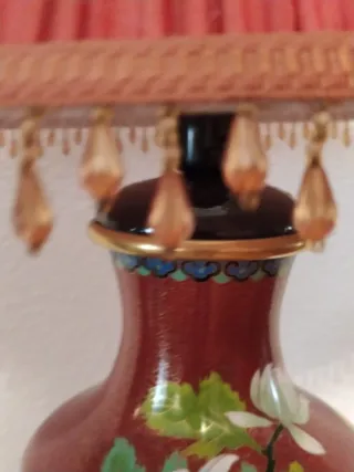 Lámpara de mesa clásica roja y dorada