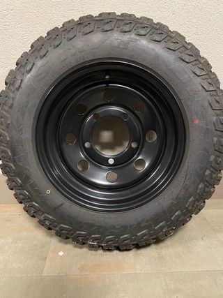 Llantas con neumáticos para land Rover Santana.