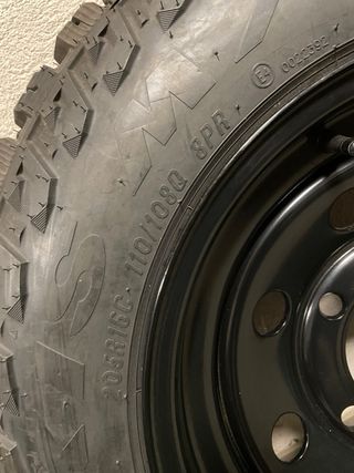 Llantas con neumáticos para land Rover Santana.