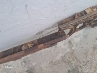 Patas antiguas de metal para banco