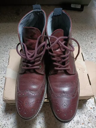 Botas de cuero marrones con cordones