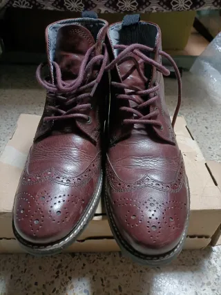 Botas de cuero marrones con cordones