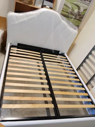 Letto matrimoniale bianco con doghe