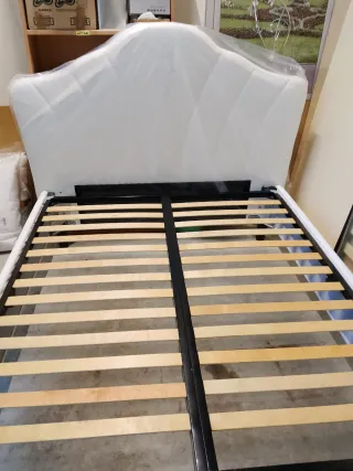 Letto matrimoniale bianco con doghe