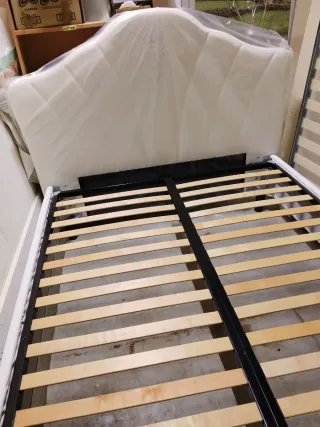 Letto matrimoniale bianco con doghe