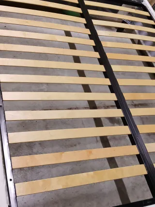 Letto matrimoniale bianco con doghe