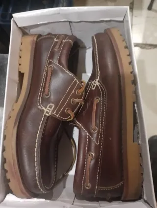 Zapatos náuticos de cuero marrón