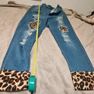 Vaqueros Desgastados con Estampado Animal