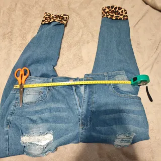 Vaqueros Desgastados con Estampado Animal