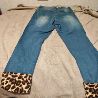 Vaqueros Desgastados con Estampado Animal
