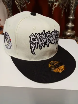 Gorra New Era 59Fifty Beige y Negra Talla 7.1/2