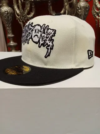 Gorra New Era 59Fifty Beige y Negra Talla 7.1/2