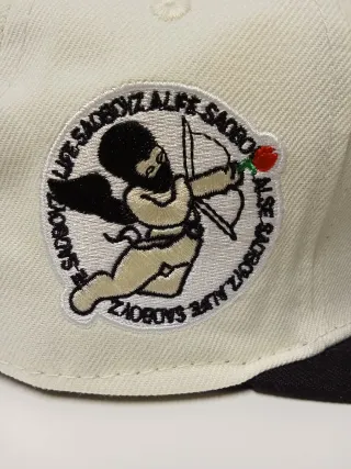 Gorra New Era 59Fifty Beige y Negra Talla 7.1/2