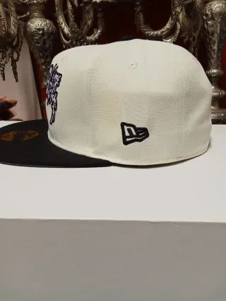 Gorra New Era 59Fifty Beige y Negra Talla 7.1/2