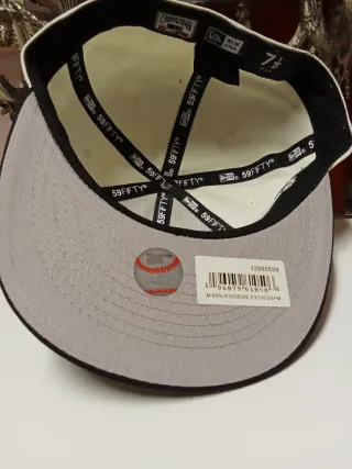 Gorra New Era 59Fifty Beige y Negra Talla 7.1/2