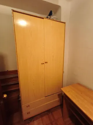 Armario de madera color beige/marrón