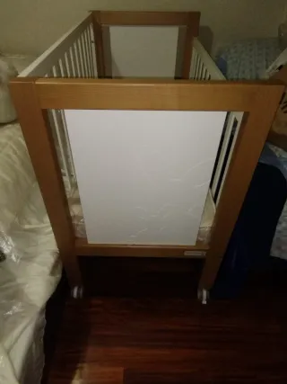 Cuna de madera con ruedas