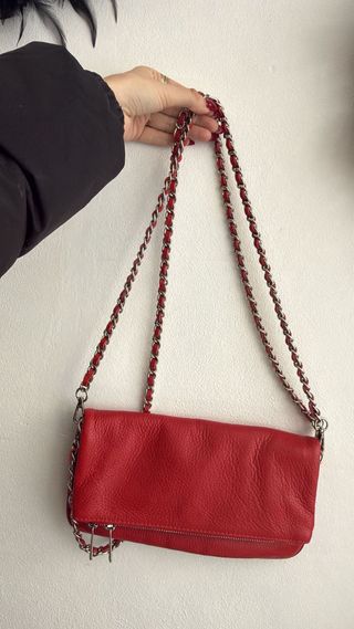 Bolso de mano rojo con cadena