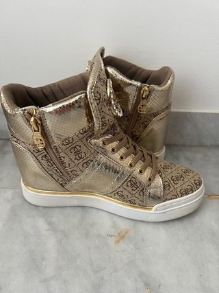Botines Guess cámel y dorados