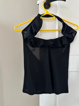 Top negro con volantes