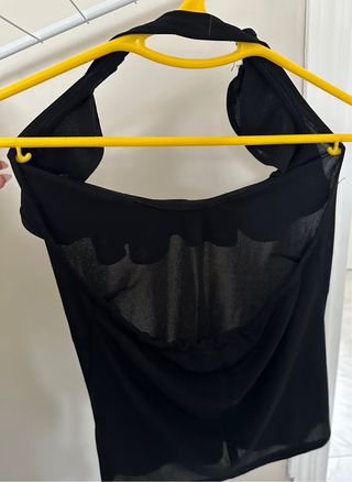 Top negro con volantes