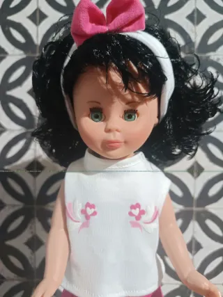 Muñeca Kika con vestido rosa