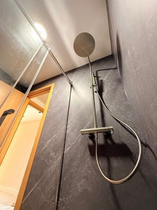 Joven electricista con titulación superior