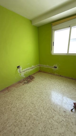 Joven electricista con titulación superior