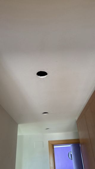 Joven electricista con titulación superior