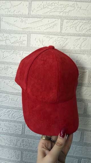 Gorra de ante roja