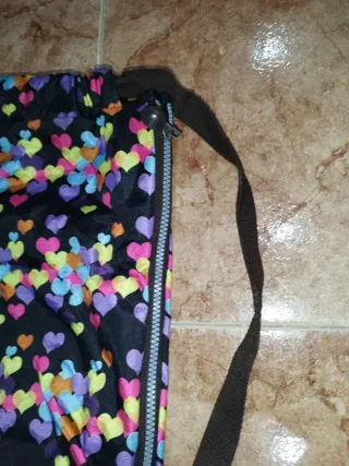Mochila negra con estampado de corazones