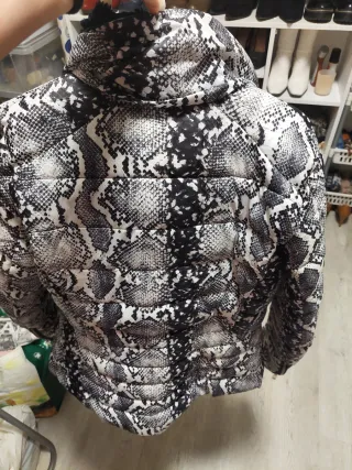 Abrigo Zara estampado serpiente PRECIO NEGOCIABLE