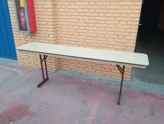 Mesa plegable de plástico y metal