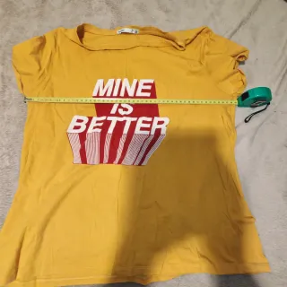 Camiseta amarilla con estampado Mine is better