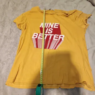 Camiseta amarilla con estampado Mine is better