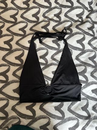 Top negro Shein con aro