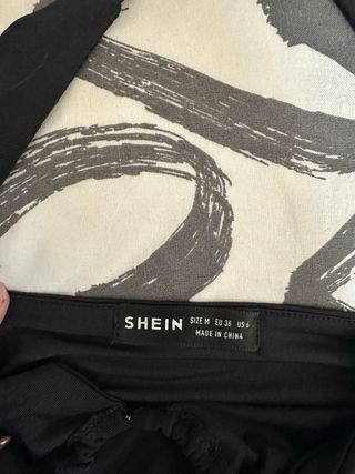 Top negro Shein con aro