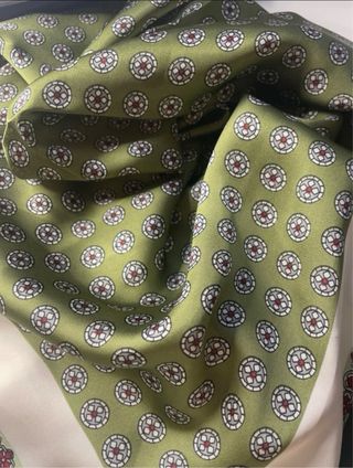 Pañuelo verde y blanco con estampado