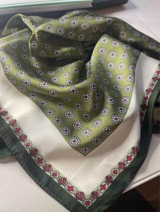 Pañuelo verde y blanco con estampado