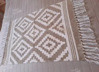 Alfombra étnica beige y blanca